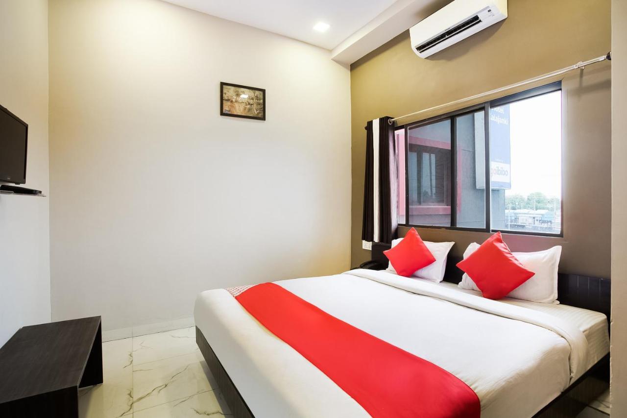 Oyo 39381 Kalajanki Hotel Ujjain Bagian luar foto