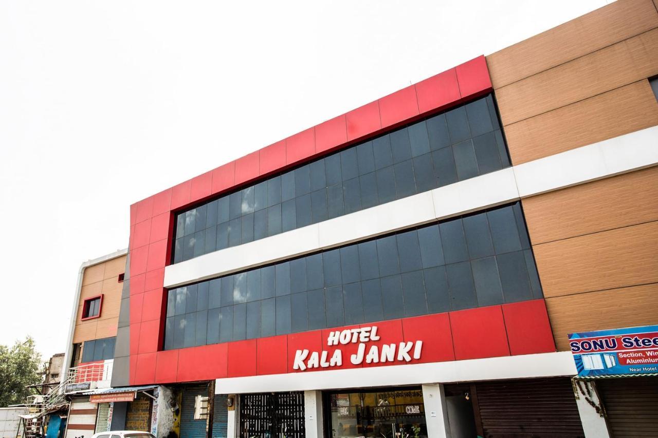 Oyo 39381 Kalajanki Hotel Ujjain Bagian luar foto
