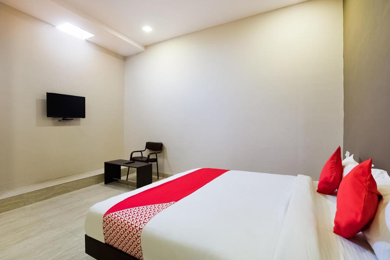 Oyo 39381 Kalajanki Hotel Ujjain Bagian luar foto