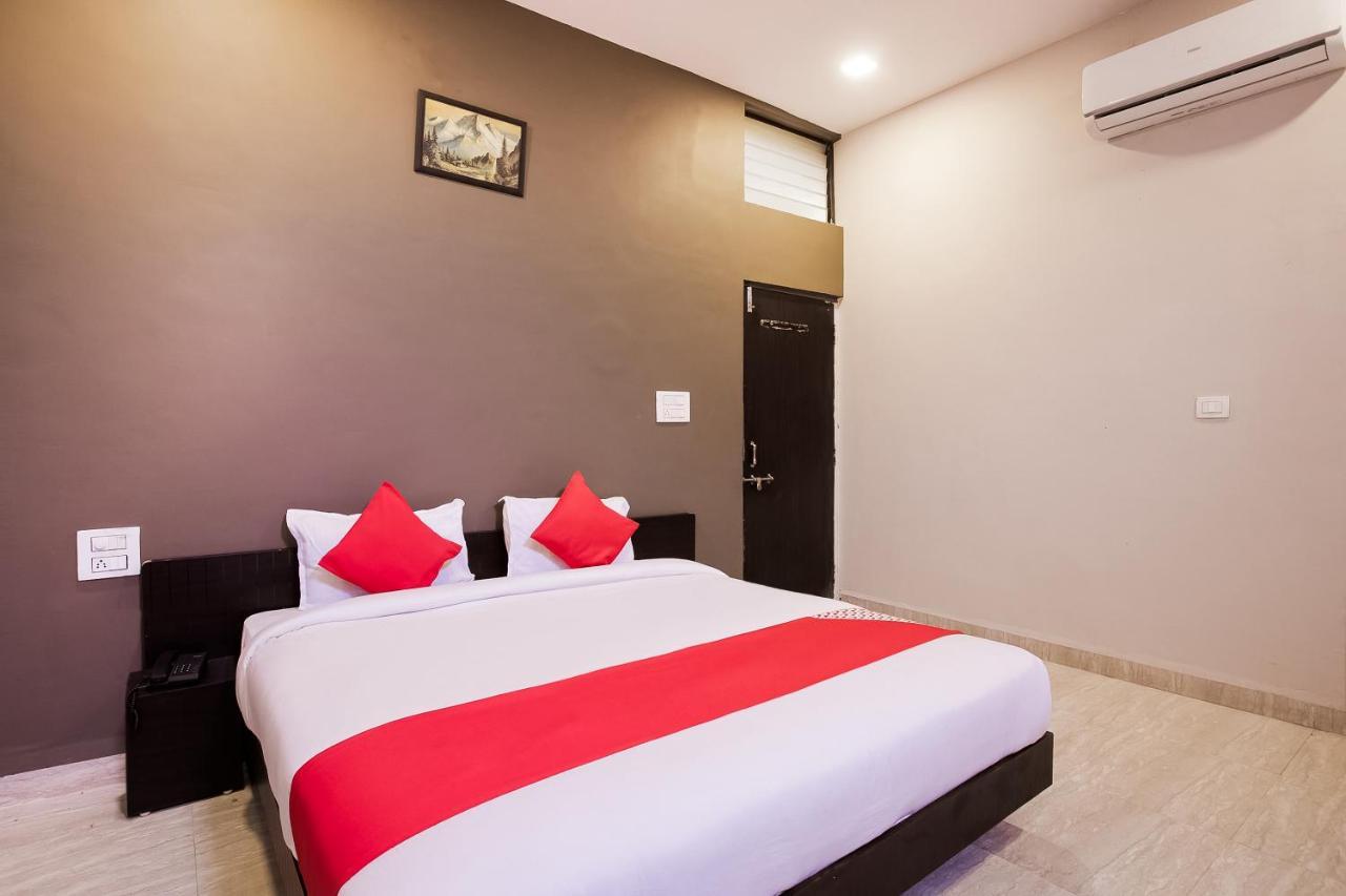 Oyo 39381 Kalajanki Hotel Ujjain Bagian luar foto