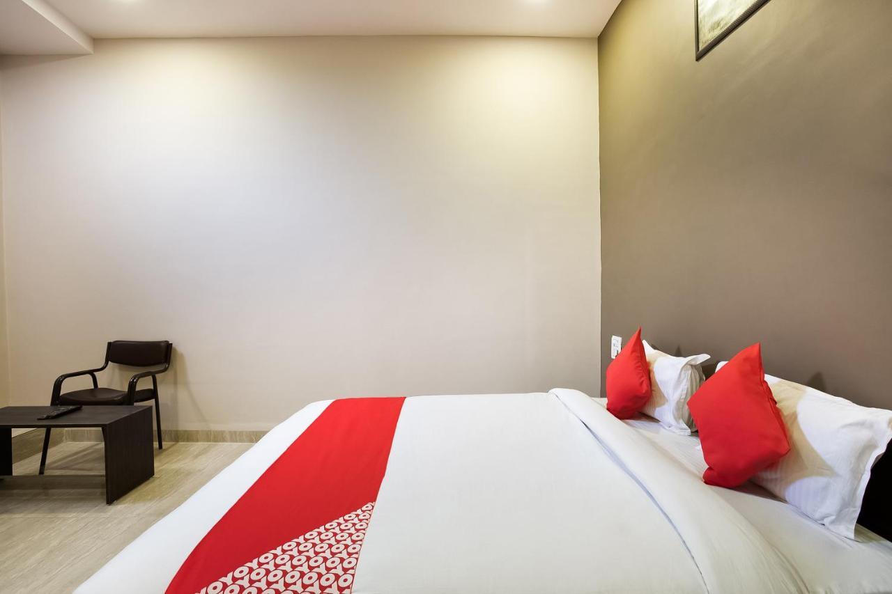 Oyo 39381 Kalajanki Hotel Ujjain Bagian luar foto